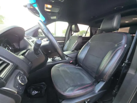 More photos of 2018 Ford Explorer XLT at Indy Auto Man - Indianapolis, IN