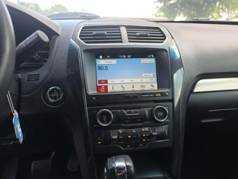 More photos of 2018 Ford Explorer XLT at Indy Auto Man - Indianapolis, IN