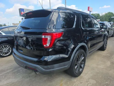 Photos of 2018 Ford Explorer XLT for sale in Indianapolis, IN at Indy Auto Man - Indianapolis