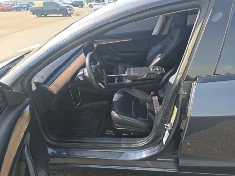 More photos of 2021 Tesla Model 3 Standard Range Plus at Indy Auto Man - Indianapolis, IN