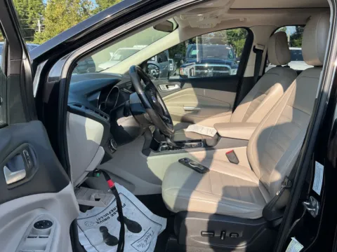 More photos of 2019 Ford Escape SEL at Indy Auto Man - Indianapolis, IN
