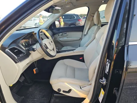 More photos of 2020 Volvo XC90 T6 Momentum at Indy Auto Man - Indianapolis, IN