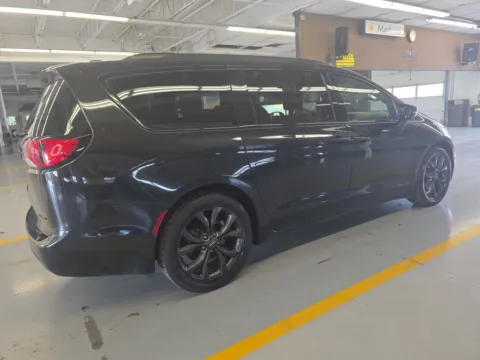Another view of 2019 Chrysler Pacifica Limited for sale in Indianapolis, IN at Indy Auto Man - Indianapolis