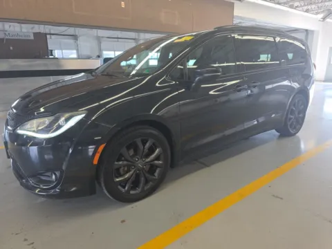 Photos of 2019 Chrysler Pacifica Limited for sale in Indianapolis, IN at Indy Auto Man - Indianapolis