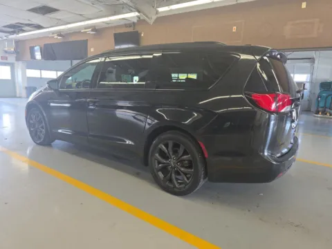 More photos of 2019 Chrysler Pacifica Limited at Indy Auto Man - Indianapolis, IN