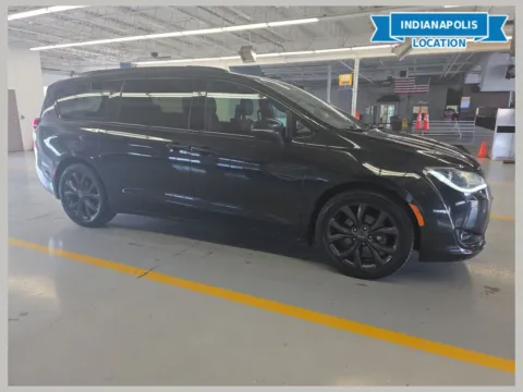 Black 2019 Chrysler Pacifica Limited for sale in Indianapolis, IN