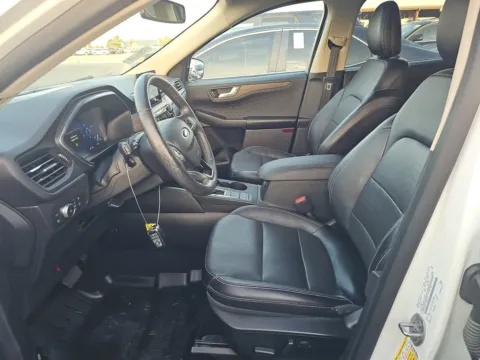 More photos of 2020 Ford Escape Hybrid Titanium at Indy Auto Man - Indianapolis, IN