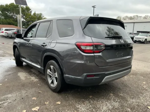 More photos of 2024 Honda Pilot EX-L 7 Passenger at Indy Auto Man - Indianapolis, IN