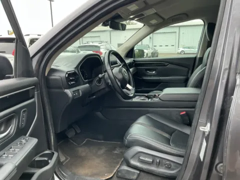 More photos of 2024 Honda Pilot EX-L 7 Passenger at Indy Auto Man - Indianapolis, IN