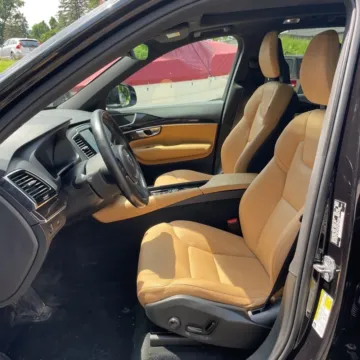 More photos of 2018 Volvo XC90 T6 Momentum at Indy Auto Man - Indianapolis, IN