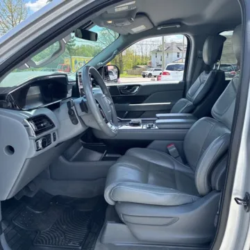 More photos of 2019 Lincoln Navigator Select at Indy Auto Man - Indianapolis, IN
