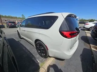 More photos of 2021 Chrysler Pacifica Limited at Indy Auto Man - Indianapolis, IN