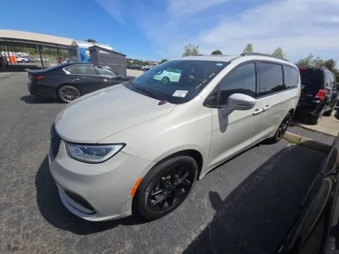 Photos of 2021 Chrysler Pacifica Limited for sale in Indianapolis, IN at Indy Auto Man - Indianapolis