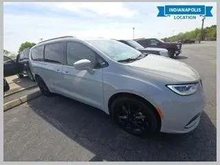 White 2021 Chrysler Pacifica Limited for sale in Indianapolis, IN