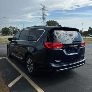 More photos of 2020 Chrysler Pacifica Hybrid Limited at Indy Auto Man - Indianapolis, IN