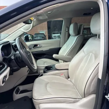 More photos of 2020 Chrysler Pacifica Hybrid Limited at Indy Auto Man - Indianapolis, IN