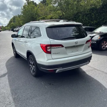 More photos of 2020 Honda Pilot Touring 7 Passenger at Indy Auto Man - Indianapolis, IN