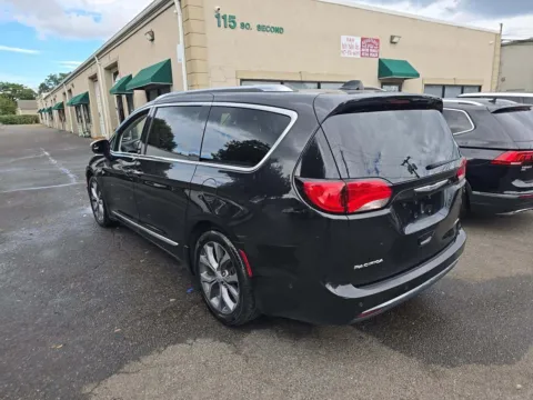 More photos of 2018 Chrysler Pacifica Limited at Indy Auto Man - Indianapolis, IN