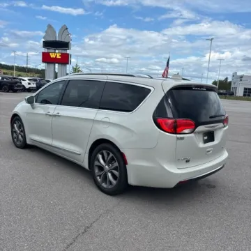 More photos of 2020 Chrysler Pacifica Limited at Indy Auto Man - Indianapolis, IN