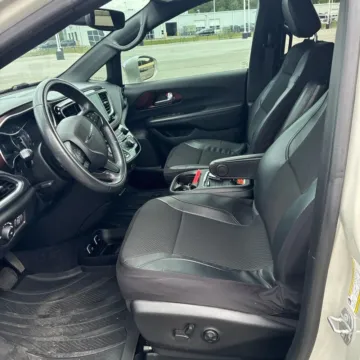 More photos of 2020 Chrysler Pacifica Limited at Indy Auto Man - Indianapolis, IN