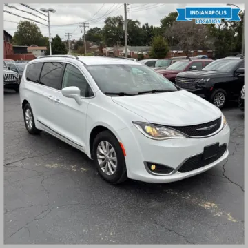 White 2019 Chrysler Pacifica Touring L for sale in Indianapolis, IN