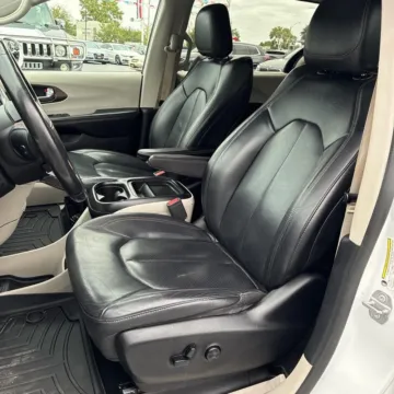 More photos of 2019 Chrysler Pacifica Touring L at Indy Auto Man - Indianapolis, IN