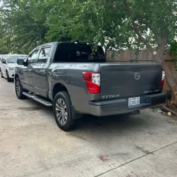 More photos of 2018 Nissan Titan SL at Indy Auto Man - Indianapolis, IN