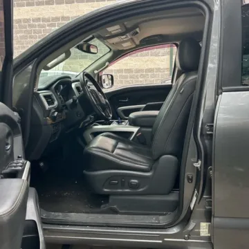 More photos of 2018 Nissan Titan SL at Indy Auto Man - Indianapolis, IN
