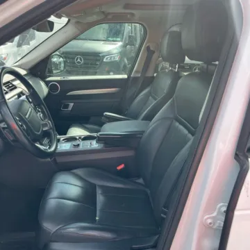 More photos of 2020 Land Rover Discovery Landmark Edition at Indy Auto Man - Indianapolis, IN