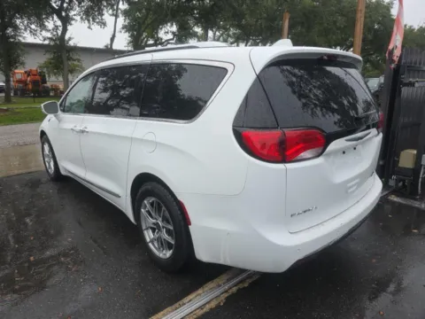 More photos of 2018 Chrysler Pacifica Hybrid Limited at Indy Auto Man - Indianapolis, IN