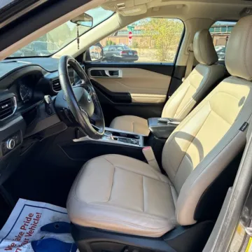 More photos of 2020 Ford Explorer XLT at Indy Auto Man - Indianapolis, IN
