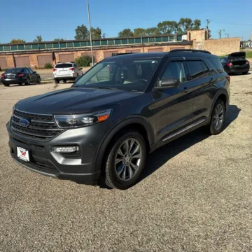 Photos of 2020 Ford Explorer XLT for sale in Indianapolis, IN at Indy Auto Man - Indianapolis