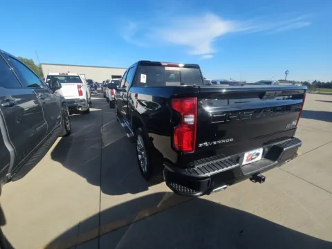 More photos of 2019 Chevrolet Silverado 1500 High Country at Indy Auto Man - Indianapolis, IN
