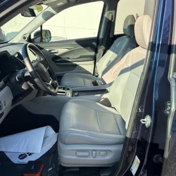 More photos of 2019 Honda Pilot EX-L at Indy Auto Man - Indianapolis, IN