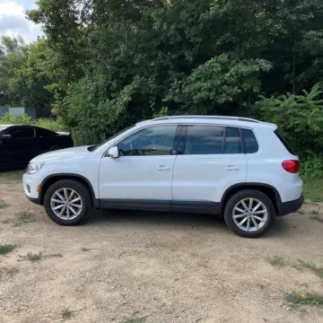 More photos of 2017 Volkswagen Tiguan 2.0T Wolfsburg Edition at Indy Auto Man, IN