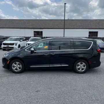 More photos of 2018 Chrysler Pacifica Hybrid Limited at Indy Auto Man, IN
