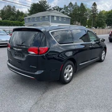 More photos of 2018 Chrysler Pacifica Hybrid Limited at Indy Auto Man, IN