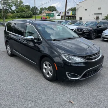 Black 2018 Chrysler Pacifica Hybrid Limited for sale in Indianapolis, IN