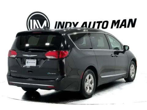 More photos of 2018 Chrysler Pacifica Hybrid Limited at Indy Auto Man, IN
