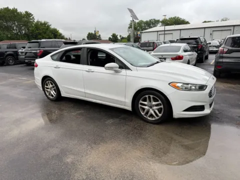 White 2016 Ford Fusion SE for sale in Indianapolis, IN