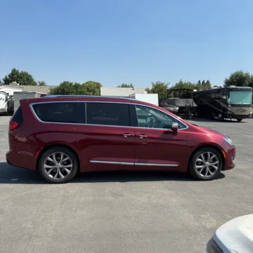 More photos of 2019 Chrysler Pacifica Limited at Indy Auto Man, IN