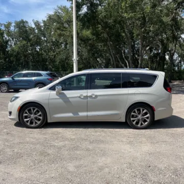More photos of 2020 Chrysler Pacifica Limited at Indy Auto Man, IN