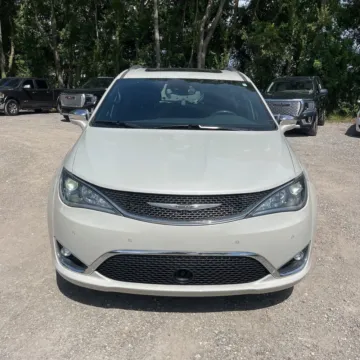 Photos of 2020 Chrysler Pacifica Limited for sale in Indianapolis, IN at Indy Auto Man