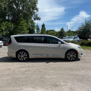 More photos of 2020 Chrysler Pacifica Limited at Indy Auto Man, IN