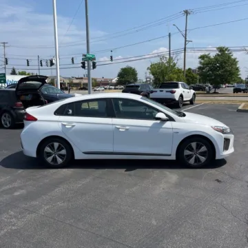 More photos of 2019 Hyundai Ioniq Plug-In Hybrid at Indy Auto Man, IN
