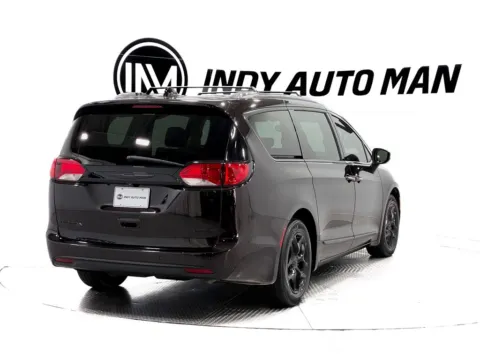 More photos of 2017 Chrysler Pacifica Limited at Indy Auto Man, IN