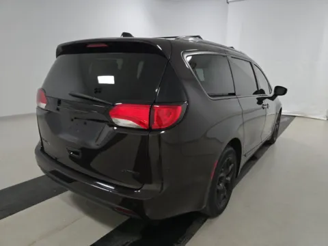 More photos of 2017 Chrysler Pacifica Limited at Indy Auto Man, IN