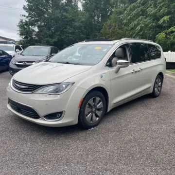 Another view of 2017 Chrysler Pacifica Hybrid Platinum for sale in Indianapolis, IN at Indy Auto Man