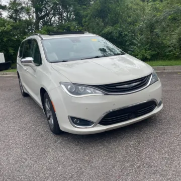 White 2017 Chrysler Pacifica Hybrid Platinum for sale in Indianapolis, IN