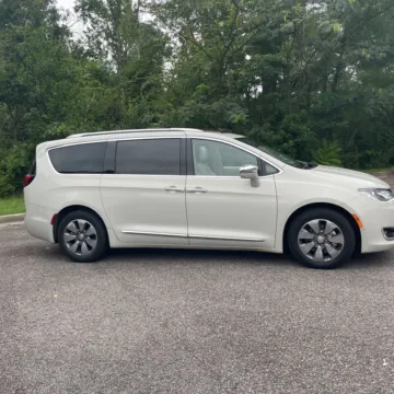 More photos of 2017 Chrysler Pacifica Hybrid Platinum at Indy Auto Man, IN